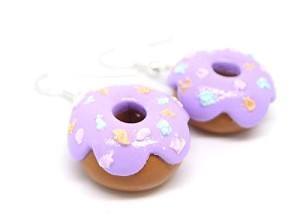 boucles oreilles mauves en forme de donuts